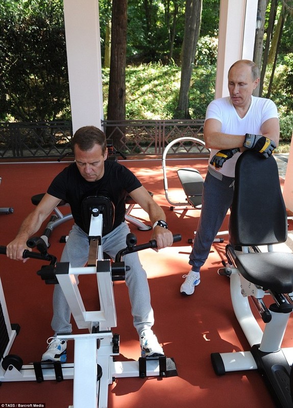 Tong thong Nga Putin hao hung tap gym cung Thu tuong Medvedev-Hinh-3